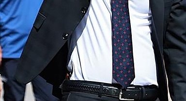 CHP'li belediye başkanı kutlamalara belinde silahla katıldı