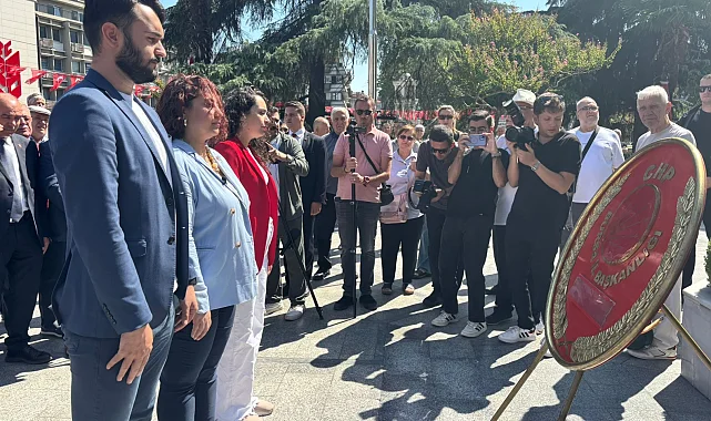 CHP'nin 102'nci yılına Bursa'dan çelenk