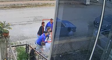 Çiçeklere çamaşır suyu dökme kavgası güvenlik kamerasına yansıdı