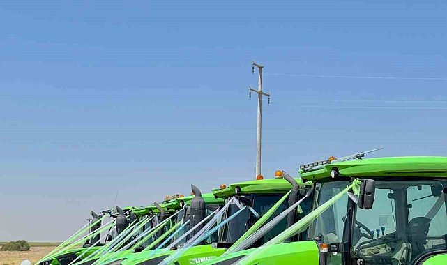 Çiftçi çift gelin aracı olarak traktörü seçti