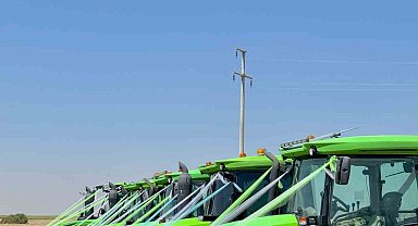 Çiftçi çift gelin aracı olarak traktörü seçti
