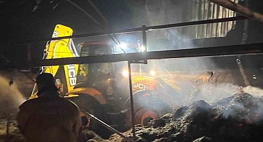 Çiftlikte çıkan yangında saman balyaları alevlere teslim oldu