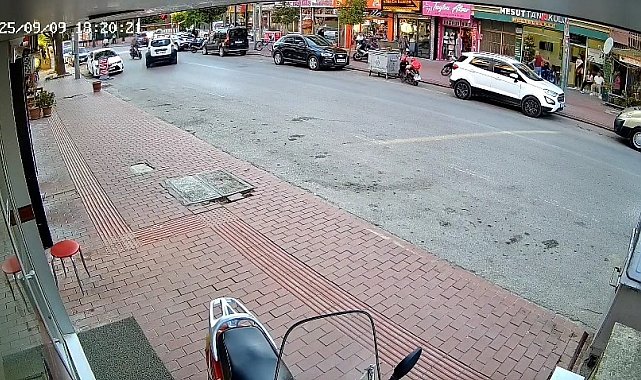 Cipe çarpan motosikletli metrelerce havaya savruldu: Kaza anı kamerada