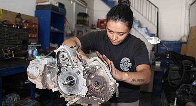 Çırak bulamayan eşine destek için başladı, motor ustası oldu