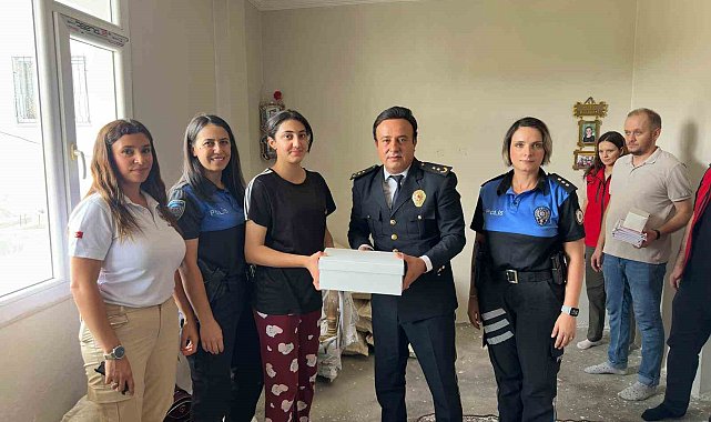 Cizre İlçe Emniyet Müdürü Elmalı, kız çocuklarına ayakkabı hediye etti