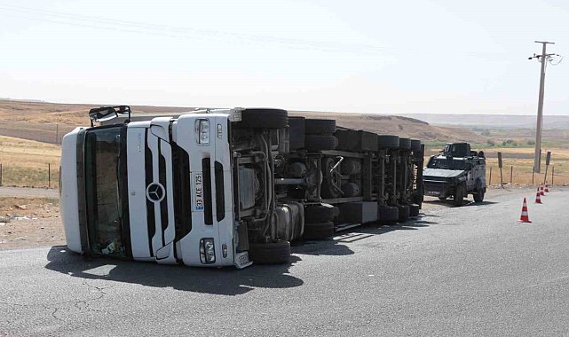 Cizre'de virajı alamayan tır devrildi, sürücü yaralandı