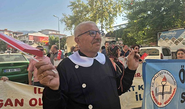 Çocuklarının yerine önlük giyen veliler, Okuma Haftasını sokaklarda kutladı