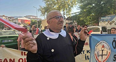 Çocuklarının yerine önlük giyen veliler, Okuma Haftasını sokaklarda kutladı