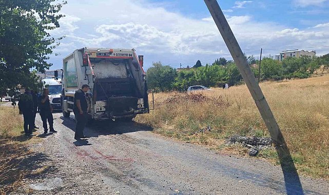 Çöp kamyonunun geri manevrası faciaya yol açtı: Temizlik görevlisinin kolu koptu