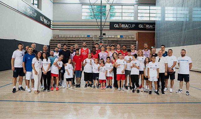 Corendon Turizm Grubu ve ZİÇEV çocukları, A. Efes antrenmanını ziyaret etti
