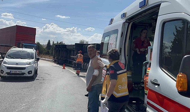 Çorlu'da virajı alamayan tır devrildi