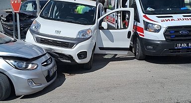 Çorum'da 3 araç kavşakta çarpıştı: 2 yaralı