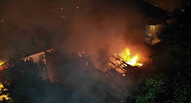 Çorum'da 3 katlı bina alev alev yandı: Evdeki çift dumandan etkilendi