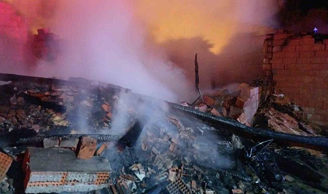 Çorum'da çıkan yangında ahır ve ardiye kullanılmaz hale geldi