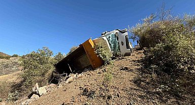 Çorum'da freni boşalan hafriyat kamyonı şarampole devrildi: 1 yaralı