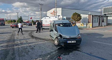 Çorum'da hafif ticari araç ile otomobil çarpıştı: 3 yaralı