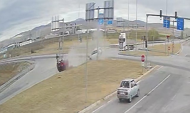 Çorum'da iki araç çarpıştı: 3 yaralı