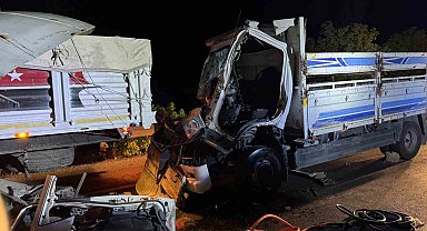 Çorum'da kamyon tıra çarptı: Araçta sıkışan sürücü ağır yaralandı