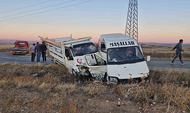 Çorum'da minibüs kamyonetle çarpıştı: 4 yaralı
