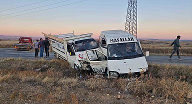 Çorum'da minibüs kamyonetle çarpıştı: 4 yaralı