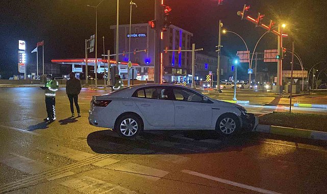 Çorum'da otomobil refüje çarptı: 1 yaralı