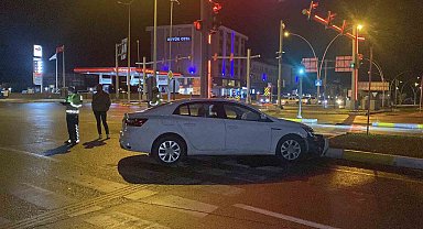 Çorum'da otomobil refüje çarptı: 1 yaralı