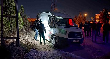 Çukura düşen aracını çıkarmaya çalışan şahsın başına saçma isabet etti