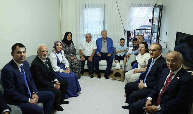 Cumhurbaşkanı Erdoğan, Malatya'da depremzede bir aileyi ziyaret etti