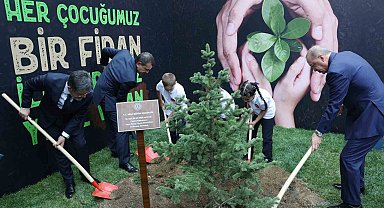 Cumhurbaşkanı Erdoğan, öğrencilerle fidan dikti
