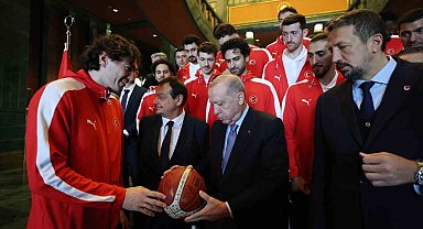 Cumhurbaşkanı Erdoğan'dan A Milli Erkek Basketbol Takımına tebrik