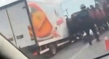 D-100'de kontrolden çıkan kamyonet bariyerlere çarptı: 2 yaralı