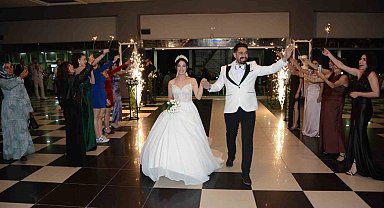 Damadın arkadaşlarından geline ağırlığınca para