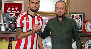 Daniel Avramovski Sivasspor'a imzayı attı