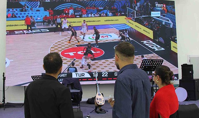 Davetliler düğünde hem eğlendi hem milli maç heyecanı yaşadı