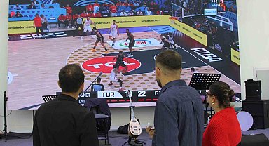 Davetliler düğünde hem eğlendi hem milli maç heyecanı yaşadı