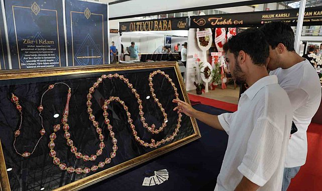 Değer biçilemiyor: Kur'an-ı Kerim'in 604 sayfası tespihe nakşedildi