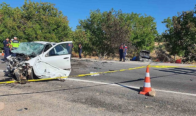 Demirci'de feci kaza: 3 ölü, 2 yaralı