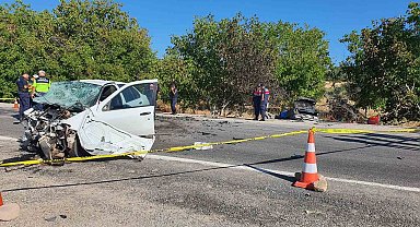 Demirci'de feci kaza: 3 ölü, 2 yaralı