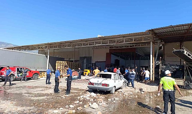 Demre'de toptancı halindeki iş yerinde patlama meydana geldi