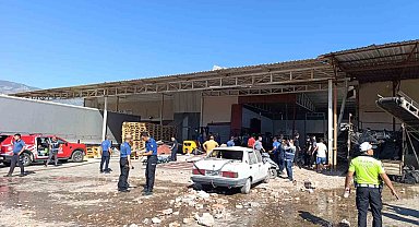 Demre'de toptancı halindeki iş yerinde patlama meydana geldi