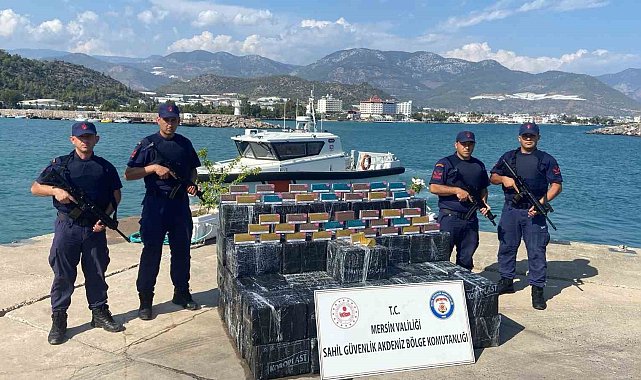 Denizdeki kutulardan 28 bin 500 paket tütün çubuğu çıktı