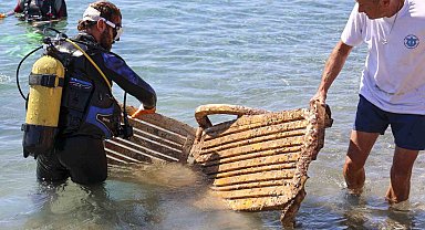 Denizden çıkanlar pes dedirtti: Tekne parçası, şezlong ve araç lastiği çıktı