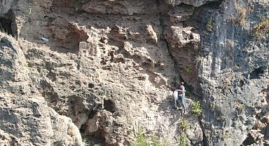 Denize sıfır sarp kayalıklarda ot topluyor, gören itfaiyeyi arıyor