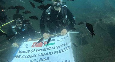 Denizin dibinde Filistin bayrağı açtılar