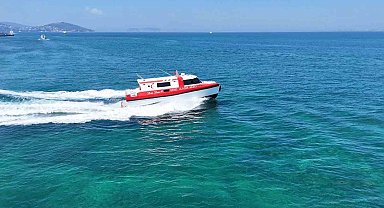 Denizin ortasından kıyıya umut taşıyorlar