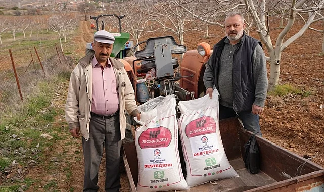Denizli Büyükşehir'den üreticiye gübre desteği