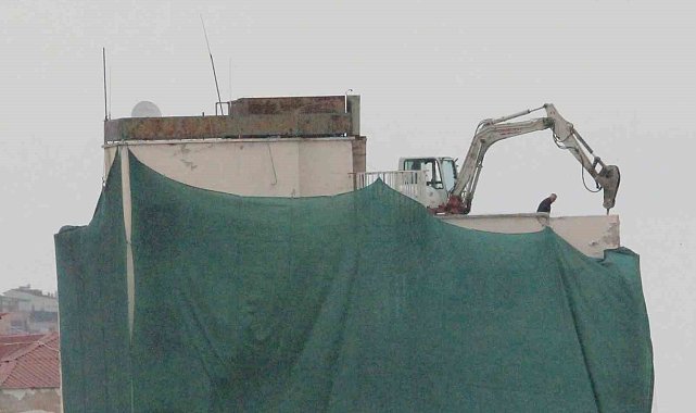 Deprem riski taşıyan eski yurt binasının yıkımına başlandı