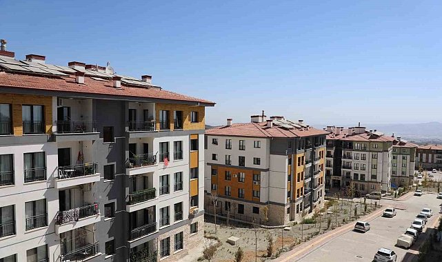 Depremde evleri yıkılan aile, yeni yuvalarında ikinci baharlarına başladılar