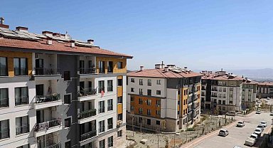 Depremde evleri yıkılan aile, yeni yuvalarında ikinci baharlarına başladılar