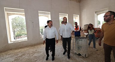 Depremde zarar gören tarihi valilik konutunda çalışmalar sürüyor